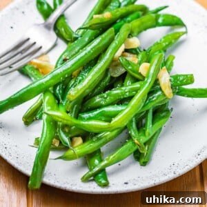 Garlicky Italian Green Beans with Olive Oil 2 Italian green beans in pan featured image. A vibrant image of freshly cooked Italian green beans with garlic and olive oil in a pan.