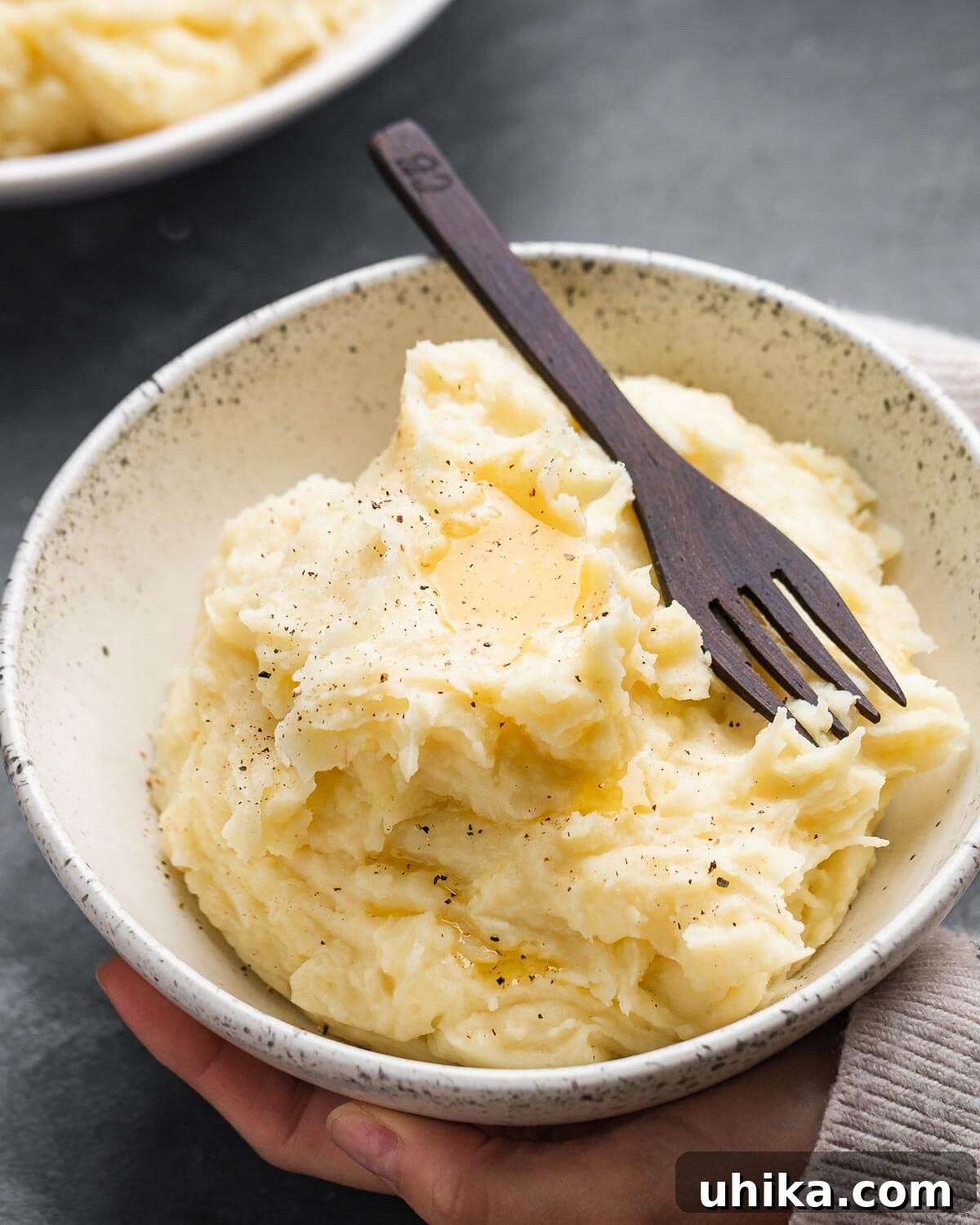 Creamy Roasted Garlic Mashed Potatoes 2 A comforting white bowl brimming with the creamiest roasted garlic mashed potatoes, ready to be devoured.